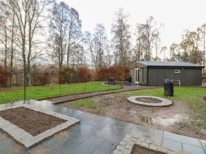 een achtertuin met een gebouw en een tuin met een tuin bij Backstage in Pitlochry