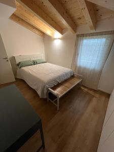 una camera da letto con un grande letto e una finestra di CASA PAOLA a Sala Bolognese