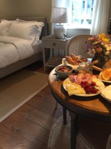 una habitación con una mesa con comida. en Beckside Cracoe, en Skipton