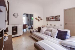 a living room with a couch and a tv at Casa Maria in La Maddalena