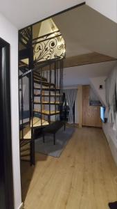 una sala de estar con una escalera de caracol en una habitación en Sneska Jahorina, en Jahorina