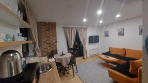 una sala de estar con un sofá y una mesa en Sneska Jahorina, en Jahorina