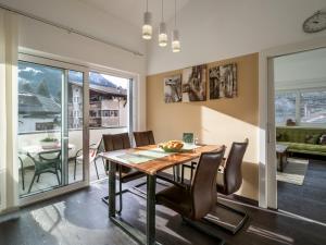 a dining room with a table and chairs at Appartement Partoll in Mayrhofen