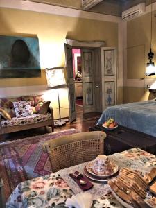 uma sala de estar com uma cama e uma mesa em L'Ape Regina em Ferrara