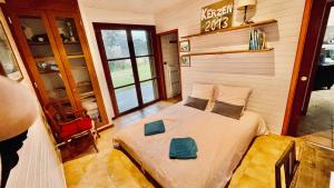 1 dormitorio con 1 cama en una habitación en Kerzen - villa avec accès à la plage de Morgat, en Crozon