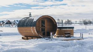 un gran edificio circular de madera en la nieve en Resorts E Białka Tatrzańska z sauną, Sun & Snow, en Białka Tatrzanska 120 fotos más