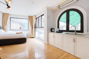 Un pat sau paturi într-o cameră la Sazi Home Le Thanh Tong
