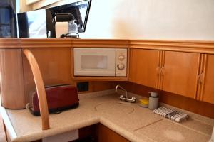 eine Küche mit einer Arbeitsplatte mit Mikrowelle in der Unterkunft Luxury Yacht Kamikara in San Miguel de Abona + 13 Fotos