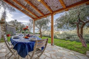un tavolo con una tovaglia blu su un patio di Casa Paradiso a Camogli
