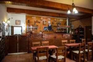 ホレズにあるHotel Horezuのレンガの壁のレストラン