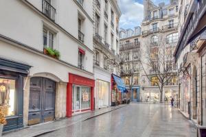 eine leere Straße in einer Stadt mit Gebäuden in der Unterkunft Apartments for Work in City Center in Paris