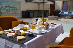 una mesa con desayuno de queso y otros alimentos en LA VILLA, en Terraube