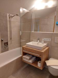 uma casa de banho com um lavatório, um chuveiro e um WC. em Landhaus Gerber em Lermoos