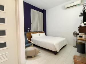 Giường trong phòng chung tại Living House