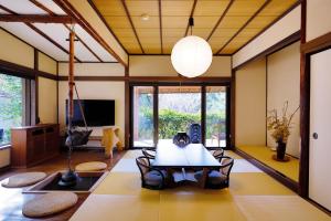 伊豆市にある坂聖　玉樟園のリビングルーム(テーブル、椅子付)