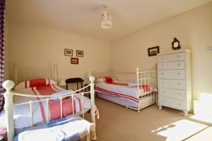 een slaapkamer met 2 bedden en een dressoir bij Rumbosun in Kingsdown