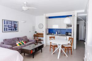 sala de estar con sofá y mesa en Apartamentos Bravo by A3 Rentals, en Granada