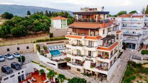 uma vista aérea de um edifício com piscina em Hotel Princess & Spa em Ulcinj