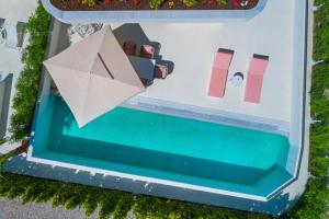 an overhead view of a pool with an umbrella at Cocoοns Suites & Villas Fourka in Fourka