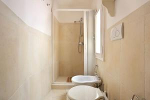 ein Bad mit einer Dusche, einem WC und einem Waschbecken in der Unterkunft Belle Donne Historical Apartment - City Center in Florenz