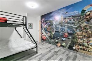 een slaapkamer met een muurschildering van een stad bij Appart Disney T3 Sweet place in Montévrain