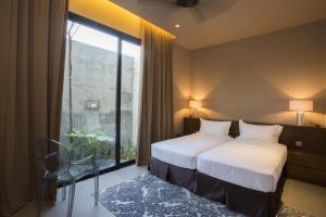 關丹的住宿－斯萊馬酒店，酒店客房设有一张床和一个大窗户