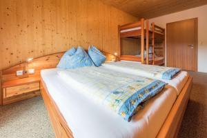 1 cama grande con almohadas azules en una habitación en Almliesl SCHO-568 en Schönberg