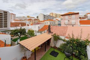 Blick auf eine Stadt vom Dach eines Gebäudes in der Unterkunft Setúbal Oasis House in Setúbal