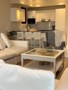 un soggiorno con divano e tavolo di The Beach House a Mascate