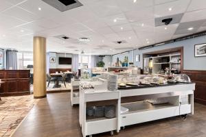 um restaurante com um buffet de comida em exposição em Best Western Vetlanda Stadshotell em Vetlanda