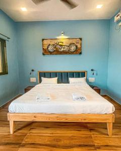 เตียงในห้องที่ Beach Village Resort +60 ภาพ