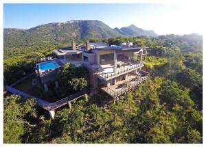 uma vista aérea de uma casa nas montanhas em umVangati House em Hoedspruit