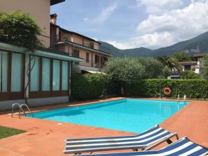 2 sillas de jardín sentadas junto a una piscina en Casa Peler al Benaco - Style, Lake view & Pool en Toscolano Maderno