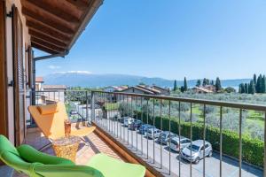 un balcón con vistas a un aparcamiento en Casa Peler al Benaco - Style, Lake view & Pool en Toscolano Maderno