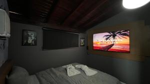 Uma TV ou centro de entretenimento em Hotel La Serena