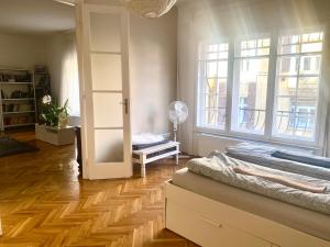 een kamer met een bed, een raam en een deur bij Radnoti Art Studio in Boedapest
