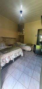 um quarto com três camas no piso de um edifício em Hotel Joman Goiânia em Goiânia