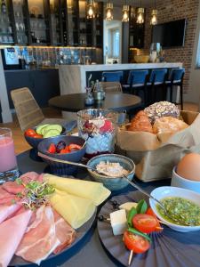 una mesa cubierta con diferentes tipos de comida en platos en Glundr! en Behelp