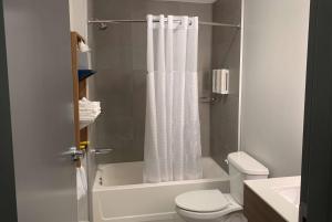 Koupelna v ubytování Microtel Inn & Suites by Wyndham Rehoboth Beach