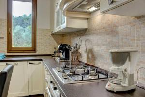 eine Küche mit einer Arbeitsplatte und einem Mixer in der Unterkunft Casa Cornelia in Lucolena in Chianti