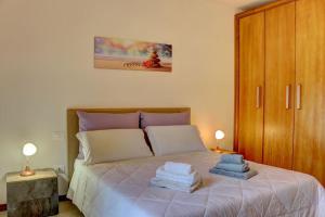 ein Schlafzimmer mit einem Bett mit Handtüchern darauf in der Unterkunft Casa Cornelia in Lucolena in Chianti