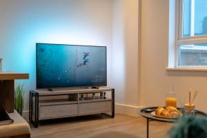 En tv och/eller ett underhållningssystem på Super Cosy Apartment in The Heart Of Chelmsford