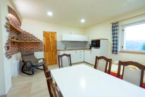 Kuchyňa alebo kuchynka v ubytovaní Apartmány Petra