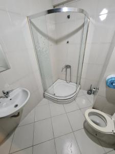 een badkamer met een douche, een toilet en een wastafel bij Retro Suites in Istanbul
