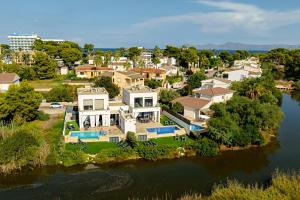 una vista aerea di una casa su un'isola in acqua di Villa Corb Mari II a Playa de Muro