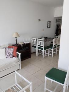 een woonkamer met witte stoelen en een tafel bij Peninsula in Punta del Este