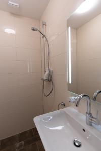 a bathroom with a sink and a shower at Monteurwohnung in Emstek