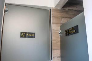 a door in a room with two signs on it at Bello Monoambiente ZV212, Edif Zetta Village Airport in Colonia Mariano Roque Alonso