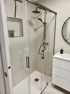 una doccia con porta in vetro in bagno di La Plaza Apartamento Armilla ad Armilla