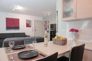 cocina y sala de estar con mesa y sillas en 5 min from Papageorgiou Free Indoor Parking en Tesalónica